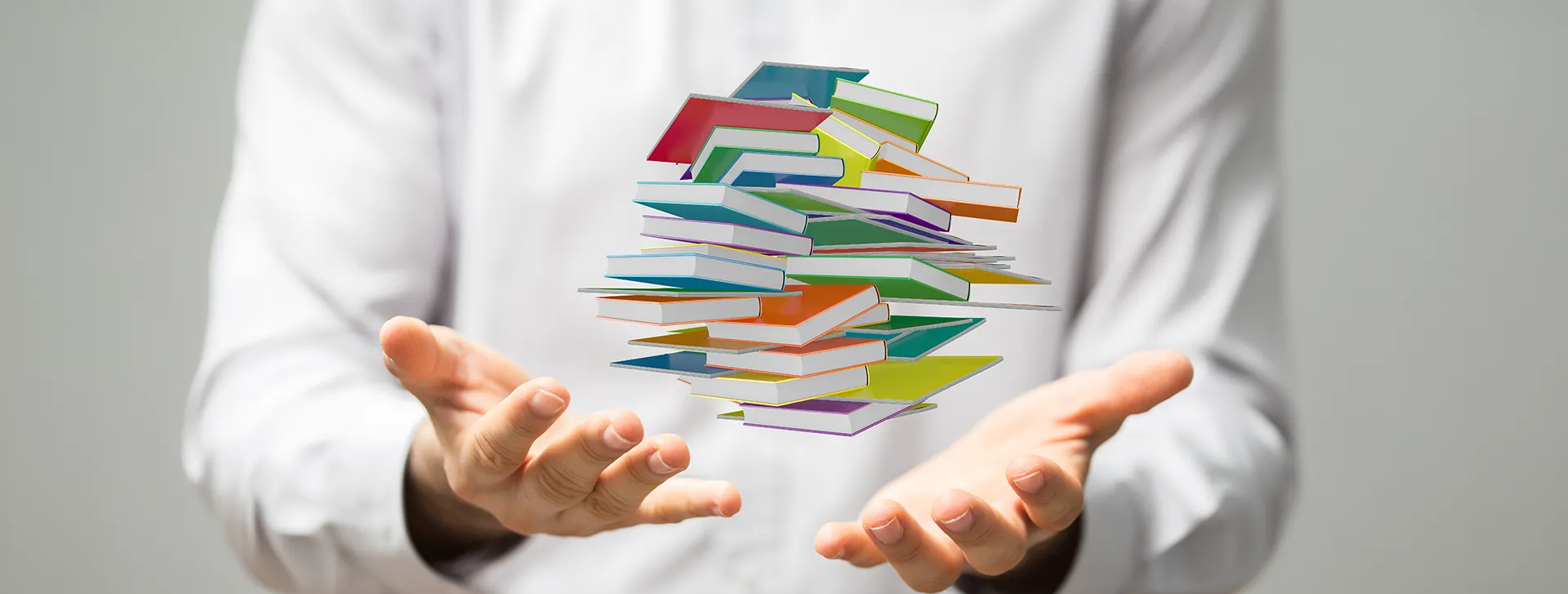 Ein illustrierter Bücherstapel schwebt über den ausgebreiteten Händen eines Mannes mit weißem Oberteil.
