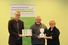 Spendenübergabe v.l. Prof. Dr. Thomas Becker, Frank Appel, und Brigitte Preuß