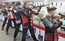 Die letzten fünf Schüsse entschieden. Konzentriert von links Lina Meier, Stephan Dohm, Robin Jedtberg, Celina Dahm und Leonie Sophie Werner. Foto: WBO